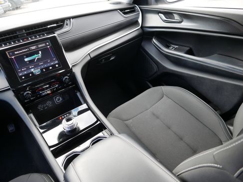 Used 2023 Jeep Grand Cherokee L Laredo image 11