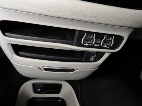 Used 2022 Chrysler Pacifica Touring-L w/ Uconnect Theater Family Group image 28