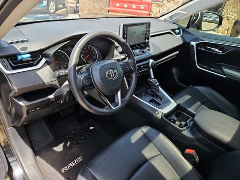 Used 2019 Toyota RAV4 XLE Premium FWD image 11