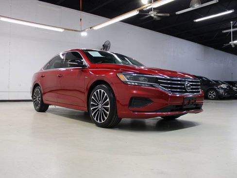 Used 2022 Volkswagen Passat 2.0T image 2