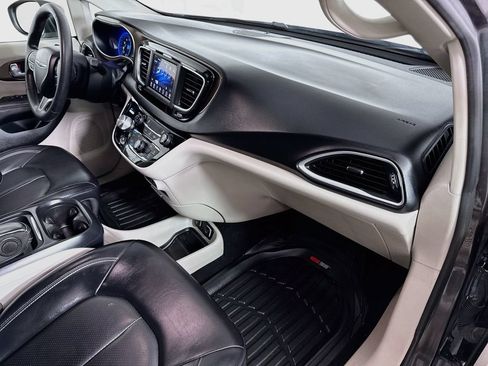 Used 2020 Chrysler Voyager Lxi FWD image 28