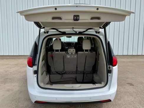 Used 2017 Chrysler Pacifica Touring-L FWD image 16