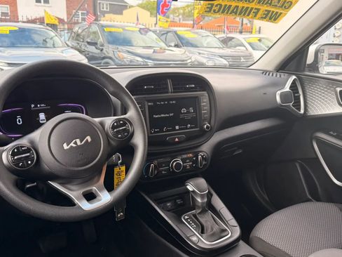 Used 2025 Kia Soul LX w/ LX Technology Package FWD image 16