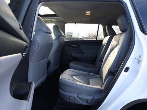 Used 2022 Toyota Highlander XLE image 22