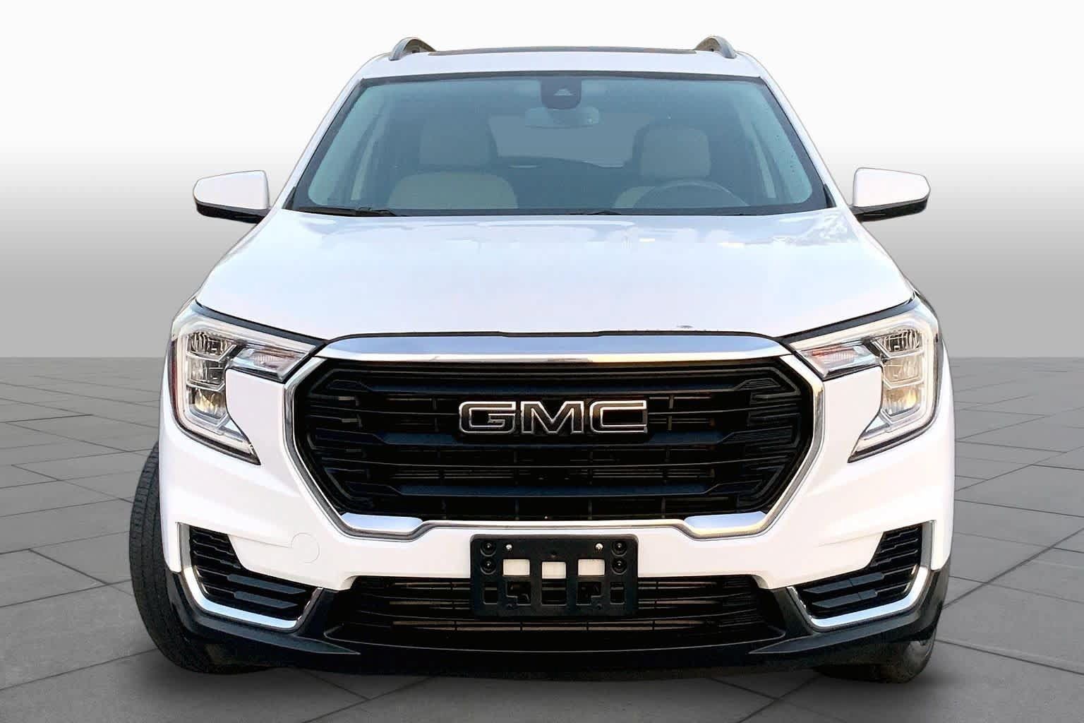 Used 2022 GMC Terrain SLE w/ Driver Convenience Package FWD image 4