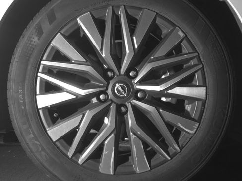 Used 2025 Nissan Altima 2.5 SV FWD image 13