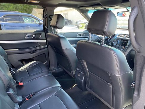 Used 2017 Ford Explorer XLT w/ Equipment Group 202A AWD/4WD image 22
