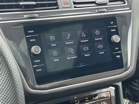 Used 2024 Volkswagen Tiguan SE R-Line image 29