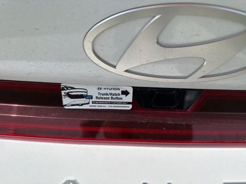 New 2025 Hyundai Elantra SEL FWD image 11