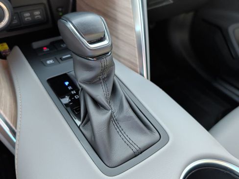 Used 2023 Toyota Venza XLE image 24