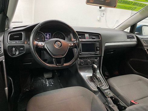 Used 2019 Volkswagen Golf SE image 21