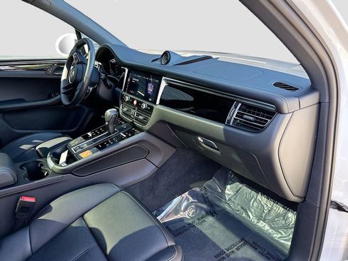 Certified 2026 Porsche Macan AWD/4WD image 31