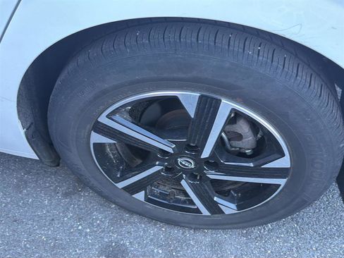 Used 2024 Nissan Sentra SV image 9