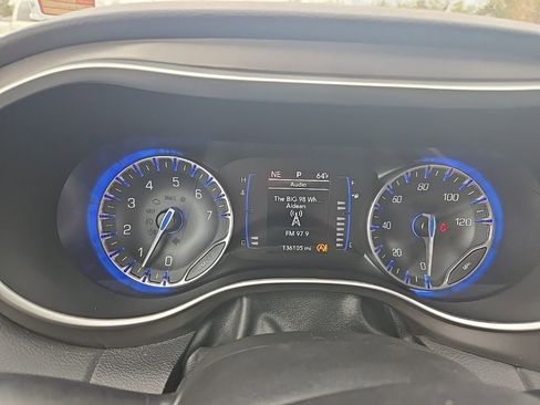 Used 2020 Chrysler Pacifica Touring w/ Tire & Wheel Group image 19