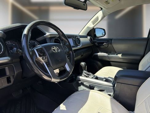 Used 2017 Toyota Tacoma SR5 AWD/4WD image 14