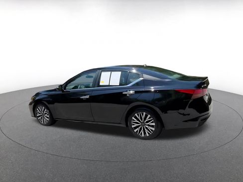 Used 2025 Nissan Altima 2.5 SV FWD image 14