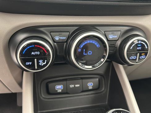 Used 2025 Hyundai Venue SEL FWD image 22