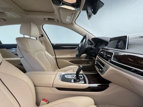 Used 2017 BMW 750i image 5