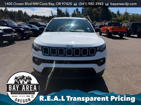 Used 2024 Jeep Compass Latitude AWD/4WD image 2