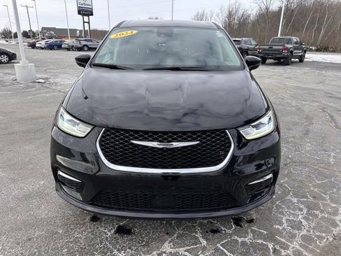 Used 2024 Chrysler Pacifica Touring-L image 8