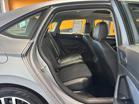 Used 2025 Volkswagen Jetta SE FWD image 18
