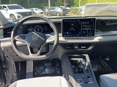 New 2025 Volkswagen Tiguan SE image 19