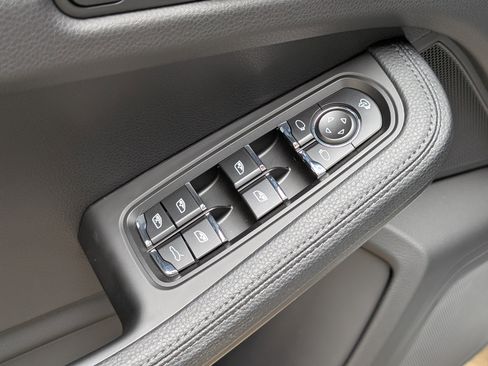 Certified 2025 Porsche Macan image 20