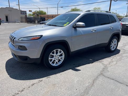 Used 2017 Jeep Cherokee Latitude FWD image 10