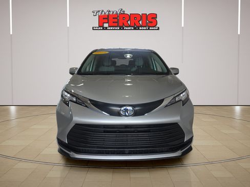 Used 2023 Toyota Sienna LE AWD/4WD image 8