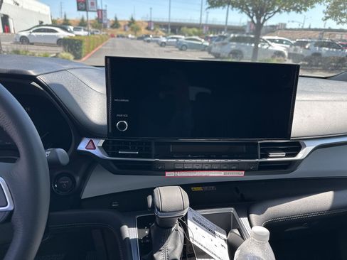 Used 2026 Toyota Sienna XLE FWD image 9