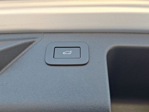 Used 2025 Land Rover Discovery Sport S image 29