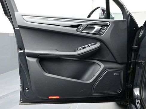Certified 2025 Porsche Macan AWD/4WD image 7