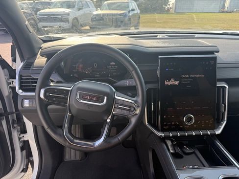 Used 2025 GMC Acadia Elevation image 13