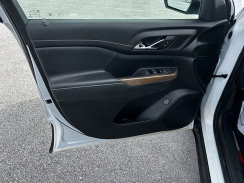 Used 2021 GMC Acadia SLE image 18