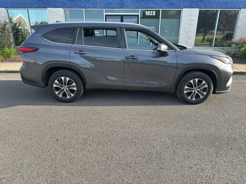 Used 2023 Toyota Highlander XLE FWD image 4