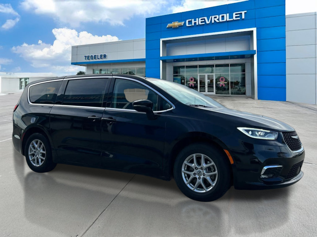 Used 2024 Chrysler Pacifica Touring-L FWD image 3