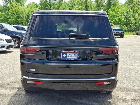 Used 2023 Jeep Wagoneer Series III w/ Preferred Equipment Group AWD/4WD image 10
