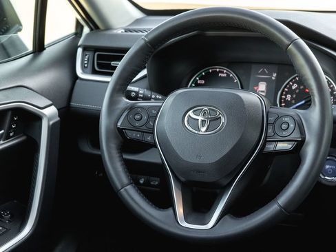 Used 2022 Toyota RAV4 XLE Premium AWD/4WD image 28