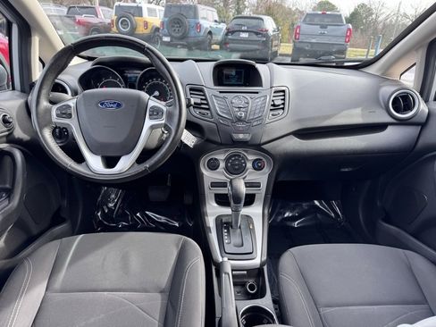 Used 2015 Ford Fiesta SE image 5