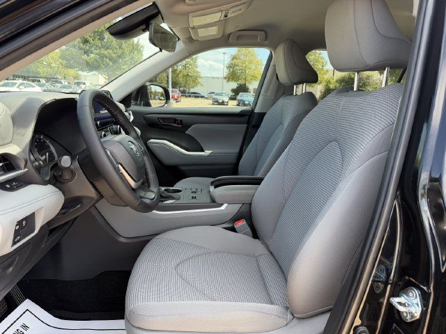 Used 2025 Toyota Highlander LE FWD image 22