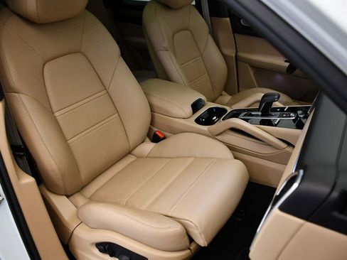 Used 2022 Porsche Cayenne Platinum Edition image 50