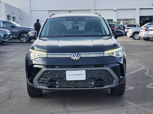 Certified 2025 Volkswagen Taos SE image 9