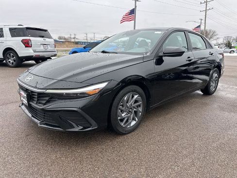 Used 2024 Hyundai Elantra SEL image 13