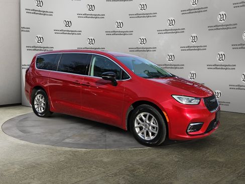 Used 2024 Chrysler Pacifica Touring-L image 7