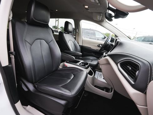 Used 2024 Chrysler Pacifica Limited FWD image 42