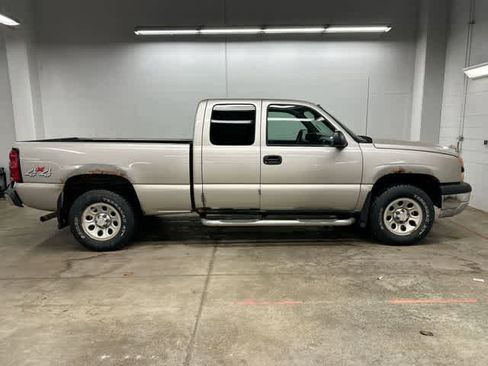 Used 2007 Chevrolet Silverado 1500 W/T w/ Light Duty Power Package AWD/4WD image 3
