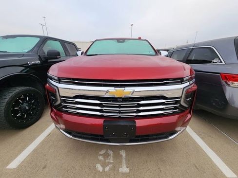 Used 2025 Chevrolet Suburban Premier image 2