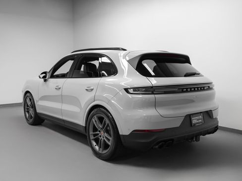 Certified 2025 Porsche Cayenne AWD/4WD image 3