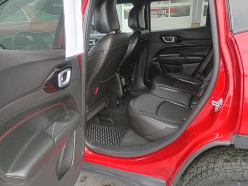 Used 2025 Jeep Compass Trailhawk AWD/4WD image 10