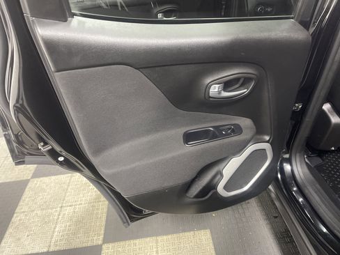 Used 2018 Jeep Renegade Latitude w/ Cold Weather Group image 15